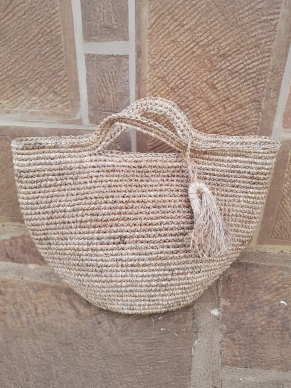 Diseño sin título (10) Bolso artesanal en fibra natural – Elegancia y estilo boho